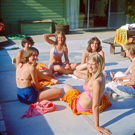 35 Vintage Photos That Show Lifestyle of Young People in the 1970s ~ Vintage Everyday 70s Models 1970s, 70s Pictures Vintage, 60s Lifestyle, 1960s Teenagers, 1970s Beach, Photos From The 70s, 1960s Summer, 1970s Aesthetic, 60s Photos