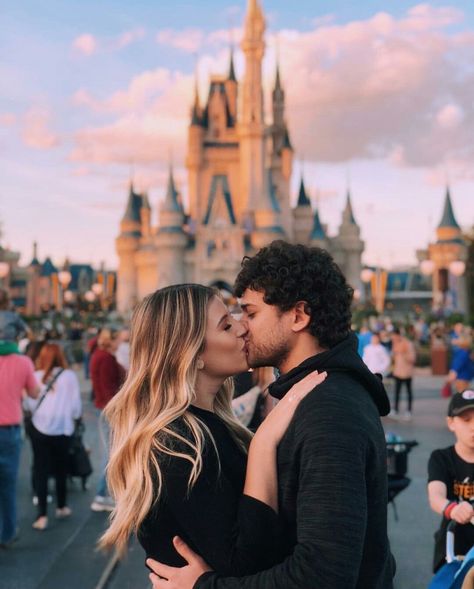 Disneyland Couples Pictures, Disney Engagement Pictures, Disney Picture Ideas, Disney Engagement, Relationship Pics, Paris Couple, Disney Couple, Disneyland Photos, Disney Photo Ideas