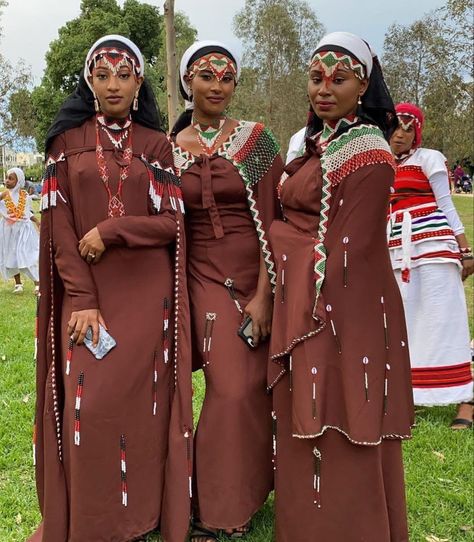 Kenya Traditional Clothing, Maasai Traditional Attire, Kenyan Cultural Wear, Masai Dress Designs, Kenyan Traditional Attire, Kikuyu Traditional Wedding Dress, Masaai Attire, African Traditional Wear Culture, Kikuyu Ruracio Dresses