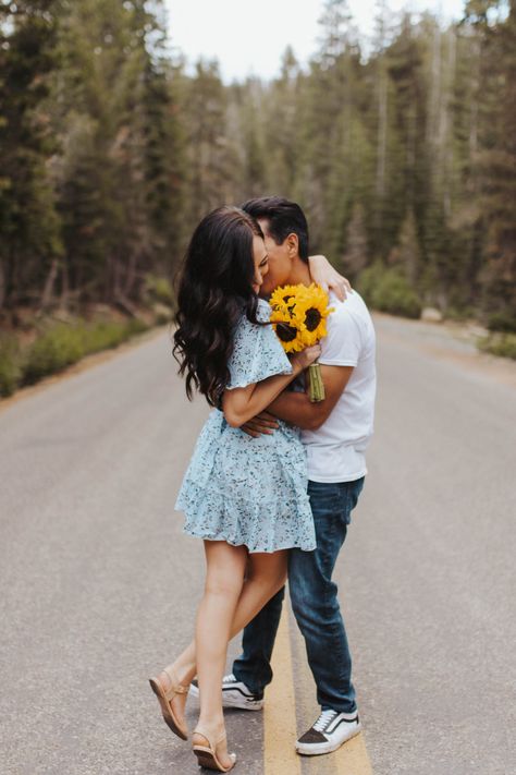 Proposal In Sunflower Field, Couple Photo With Flower, Cute Couple Pics With Flowers, Road Couple Photoshoot, Pre Wedding Photoshoot Theme, Prenup Photos Ideas, Prenup Shoot, Pre Shoot, Couples Photoshoot Ideas