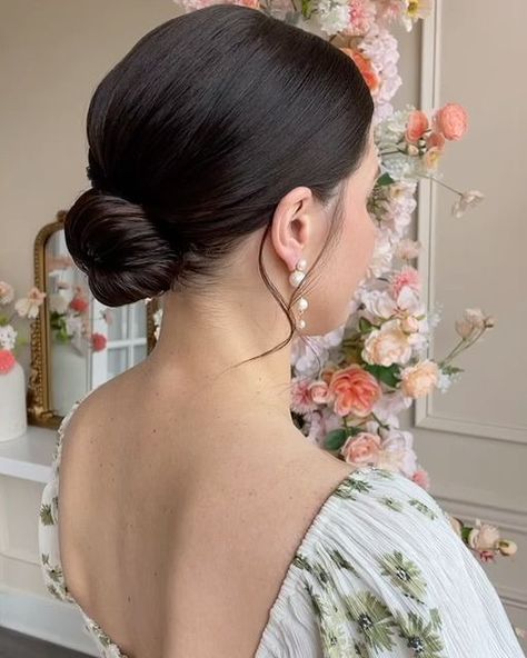 Sleek Low Bun Side Part, Slick Bun Bridesmaid Hair, Sleek Low Bun Wedding Hair Brunette, Sleek Bridal Bun Brunette, Sleek Low Bun Short Hair, Ballerina Bun Wedding Hair, Short Hair Bun Wedding, Hailey Bieber Wedding Hair, Sleek Bridal Bun