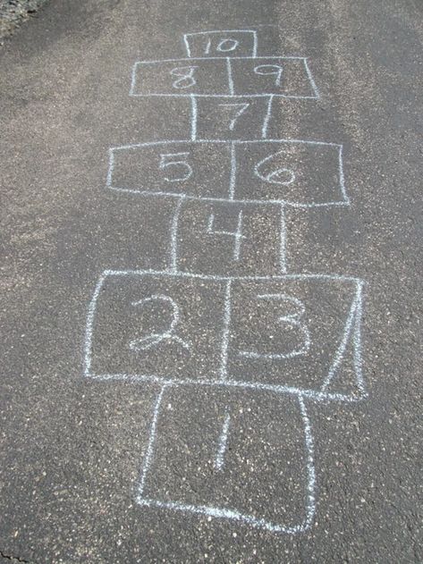 chalk art ideas hopscotch Hop Scotch Ideas, Hopscotch Ideas, Summer Ambience, Easy Chalk Art, Chalk Art Ideas, Fun Chalk Art, Sidewalk Paint, Make Chalk Paint, Chalk Pastel Art