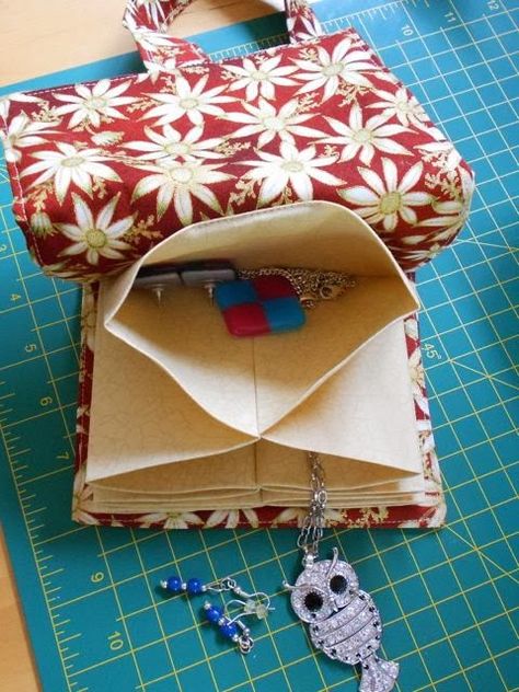 Traveling jewellery pouch. Concertina style. Free pattern and Tutorial. Diy Jewelry Travel Case, Diy Jewelry Bags, Diy Pouch Tutorial, Diy Bags No Sew, Jewelry Travel Bag, Retreat Gifts, Patchwork Sewing, Leather Wallet Pattern, Pouch Diy