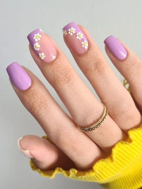 Short lavender nails with negative space and flowers Lilac Nails Design, Light Purple Nails, April Nails, Lilac Nails, Purple Nail Designs, Lavender Nails, Summer Toe Nails, Spring Essentials, French Floral