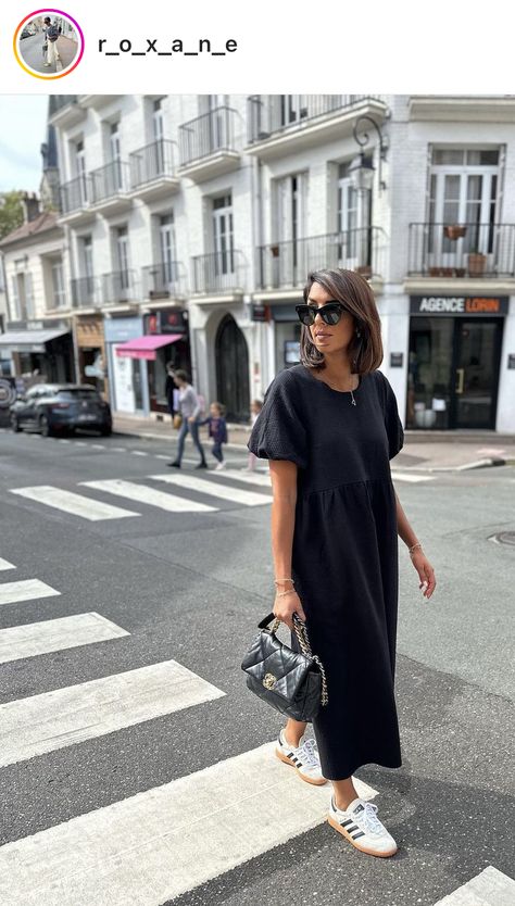 Summer Staycation Outfits, Linen Dress And Sneakers, Dress And Trainers Outfits Summer, Outfit Vestido Y Tenis, Tee Dress Outfit, Long Black Dress Outfit, Spring Women Outfits, Maxi Dress Outfit Summer, Maxi Tee Dress