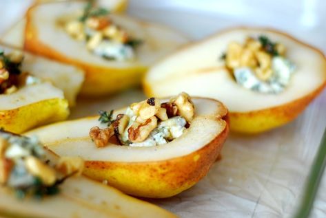 baked pears with blue cheese 1609 Pears With Blue Cheese, Figs Blue Cheese, Blue Cheese Butter, Pear Pie, Baked Pears, Paleo Baking, Appetizer Ideas, Poached Pears, Pear Recipes