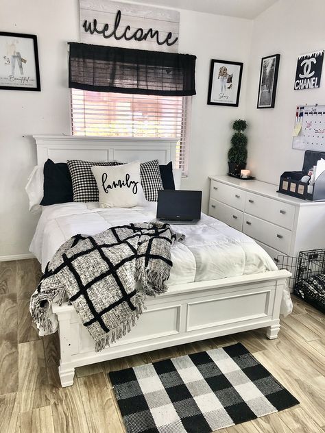 Black And White Rustic Bedroom, Farmhouse Teenage Girl Bedroom, Black And White Farmhouse Bedroom, Tiny Room Ideas, Duplex Bedroom, Stylish Small Bedroom, Small Bedroom Design Ideas, Farmhouse Bedroom Design, Winter Bedroom Decor