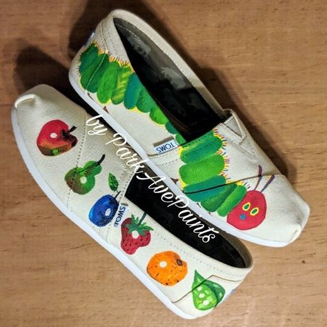 Teacher Canvas Shoes Diy, Teacher Sneakers Diy, Diy Painted Teacher Shoes, Painted Canvas Shoes Ideas, Diy Teacher Shoes, Teacher Shoes Painted, Teacher Appropriate Outfits, Pencil Shoes, Caterpillar Shoes