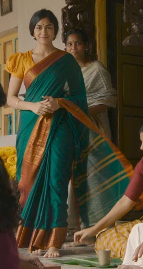 Sita Ramam Blouse Designs, Mrunal Thakur Saree In Sita Ramam, Sitaramam Blouse Designs, Sita Raman Outfit, Sita Ramam Saree Looks, Mrunal Thakur In Saree, Mrunal Thakur Saree, Puff Sleeve Blouse Pattern, Sita Raman