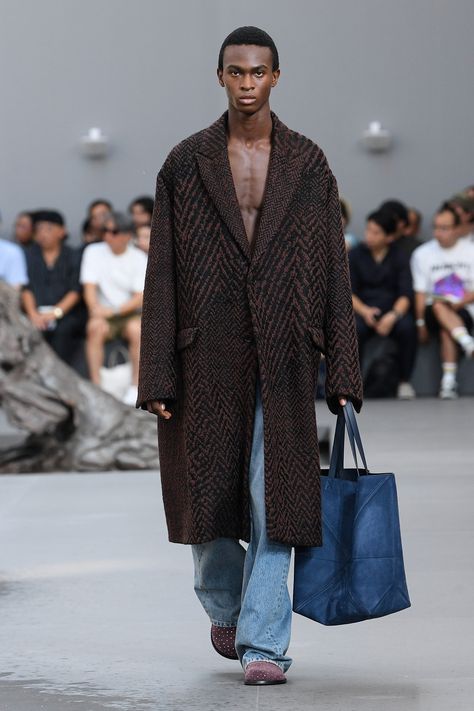 Loewe Men’s Spring 2024 [PHOTOS] – WWD Loewe Men, Fashion Week Outfit, Men Fashion Show, Vibe Clothes, Coat Outfits, Spring 2024, Business Fashion, Couture Fashion, Unique Fashion