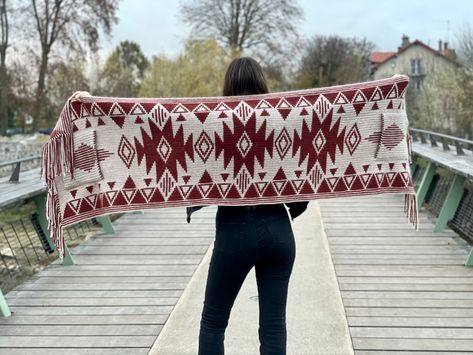 Pocket shawl et plaid Montana par Tinna, présentation des kits chez trIScote | trÍScote Actualités Summer Crochet Patterns Free, Crochet Hair Bows, Crochet Flower Scarf, Pocket Shawl, Textile Tapestry, Crochet Blanket Pattern Easy, Crochet Stitches Free, Mosaic Crochet, Easy Crochet Blanket