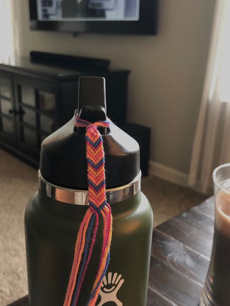 Friendship Bracelets On Water Bottle, Drink App, Hydro Flask Water Bottle, Diy Bracelets With String, Fun Summer Crafts, Thread Bracelets, Pumpkin Art, String Bracelet, Summer Crafts