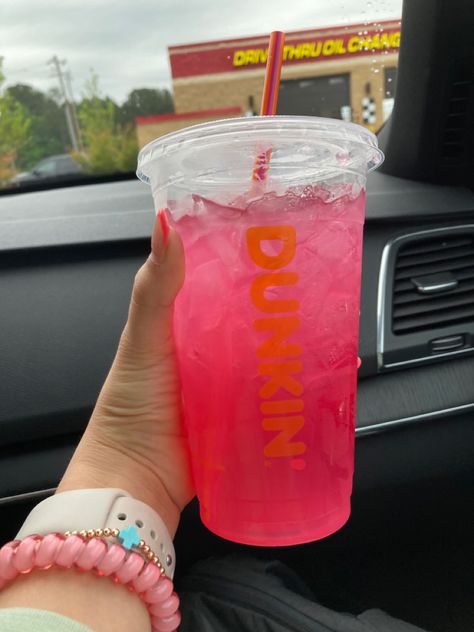 Lemonade Refresher, Fun Summer Drinks, Strawberry Donuts, Easy Coffee Recipes, Starbucks Drinks Recipes, Tv Food, Starbucks Recipes, Pretty Drinks, Food Drinks Dessert