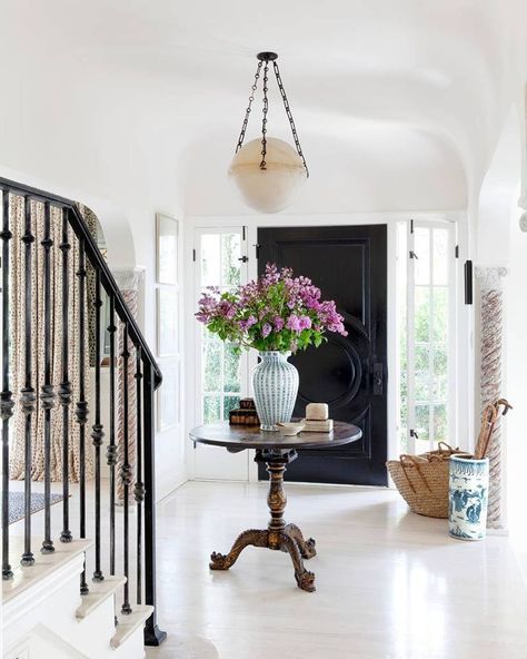 Chinoiserie Entryway, Round Entry Table, Veranda Magazine, Hall Entrada, Foyer Entrance, Entrance Table, Foyer Table, Foyer Decor, Mud Rooms