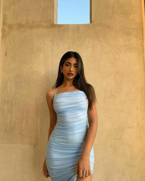 Bodycon Dress Poses Instagram, Iffat Marashi, Iffat Marash, Dresses For Broad Shoulders, Cute Modeling Poses, Homecoming Poses, Retro Outfit, Body Con Dress Outfit, Christmas Party Outfits