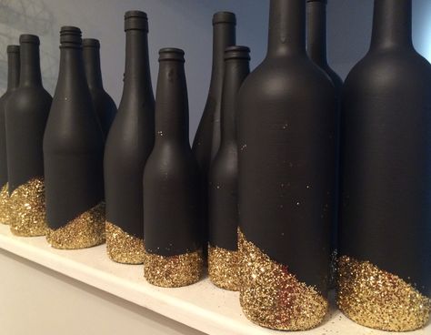 Gold Painted Bottles, Wine Bottle Party Decorations, Black And Gold Bottle Art, Black And Gold Wine Bottle Centerpieces, Bottle Centerpieces Birthday, Birthday Decorations Black And Gold, Chalkboard Wine Bottles, Black Wine Bottle, Glitter Wine Bottles