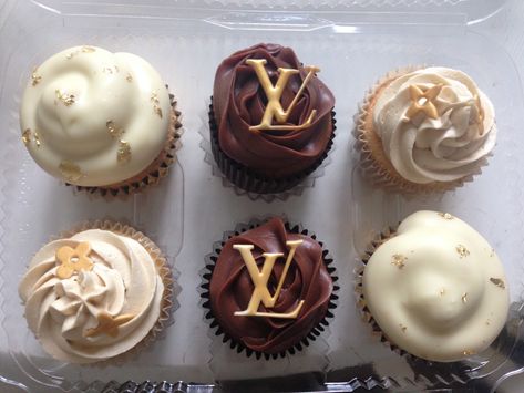 LV Cupcakes Louis Vuitton Cupcakes, Lv Cupcakes, Lisa Birthday, Fancy Birthday Cakes, Louis Vuitton Cake, Creative Treats, German Cake, Unique Birthday Cakes, Cupcake Images