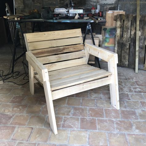 Je fabrique un fauteuil en bois de recup et de palettes - KASTOR Corp. Palau, Diy Pallet Furniture, Adirondack Chair, Pallet Furniture, Pallet Diy, Fire Pit, Outdoor Chairs, Diy Furniture, Projects To Try