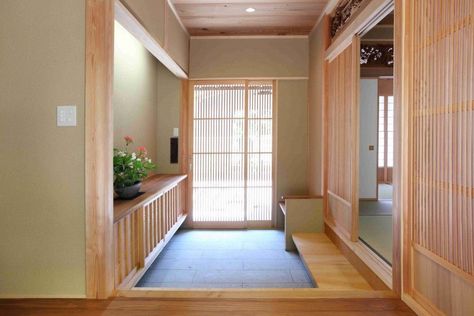 Genkan Entrance Japanese Style, Japanese Entrance Door, Japanese Entrance Hall, Japanese Home Interior Modern, Japanese Home Entrance, Genkan Entrance Modern, Modern Genkan, Japanese Genkan, Modern Screen Door