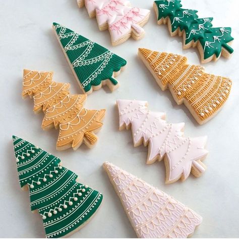 Sweets Certified en Instagram: “Amazing cookie decorating by @sugarbombe_sugar 👌🏽 Follow us on TikTok @sweetscertified” Decorated Christmas Sugar Cookies, Christmas Outdoor Ideas, Christmas Royal Icing Cookies, Flood Cookies, Decor Cookies, Christmas Cutout Cookies, Buttercream Cookies, No Bake Sugar Cookies, Frosted Sugar Cookies