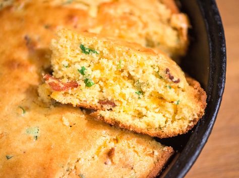 Cheddar, Bacon, and Scallion Cornbread Leftover Cornbread, Thanksgiving Bread, Cheddar Cornbread, Bacon Crisps, Moist Cornbread, Buttermilk Cornbread, Corn Casserole Recipe, Cornbread Recipe, Corn Bread Recipe