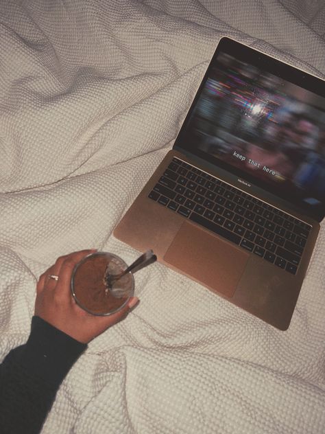 Netflix & chill with dessert in bed Netflix In Bed Aesthetic, Watching Netflix In Bed Aesthetic, Watching Movies In Bed Aesthetic, Watching Netflix In Bed, Watching Movies In Bed, Chilling In Bed, Birthday Aesthetics, Anime Bts, Snuggle In Bed