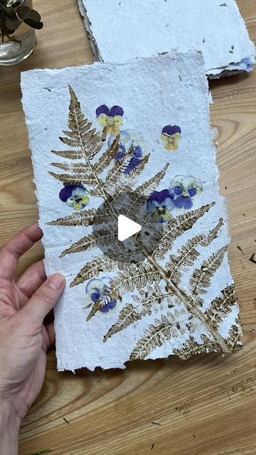 Paper Making Ideas, Hammer Flower Art, Herbarium Ideas, Hammer Flowers, Herbarium Art, Hammered Flowers, Mixed Media Art Projects, Pressed Flower Crafts, Teal Flowers