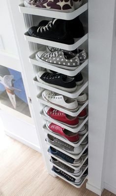 Bedroom Organization Tips, Organize Home, Shoe Storage Small Space, Organization Hacks Bedroom, Small Bedroom Organization, Bloxburg Hallway, Bedroom Closet Storage, Ikea Closet, Closet Shoe Storage