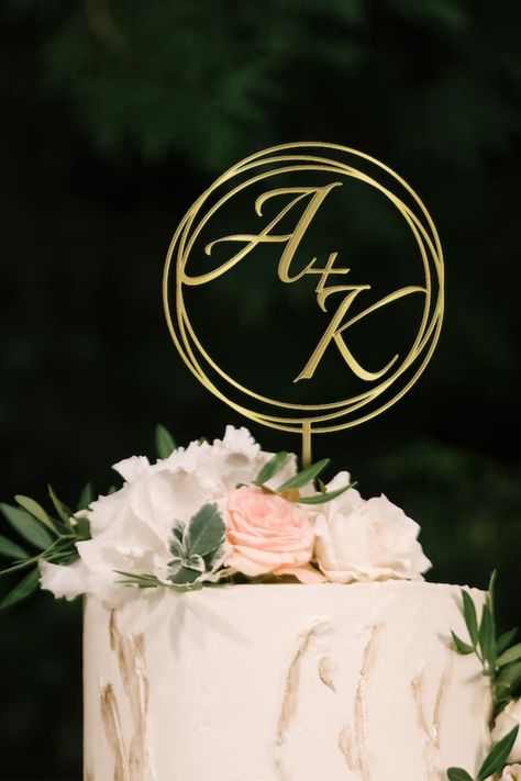 Gold metallic circle monogram wedding cake topper Wedding Cake Topper Ideas, Wire Wedding Cake Topper, Cake Topper Ideas, Herb Wedding, Geometric Wedding Cakes, Wire Cake Topper, Cake Topper Wedding Monogram, Monogram Wedding Cake, Gold Cake Topper Wedding