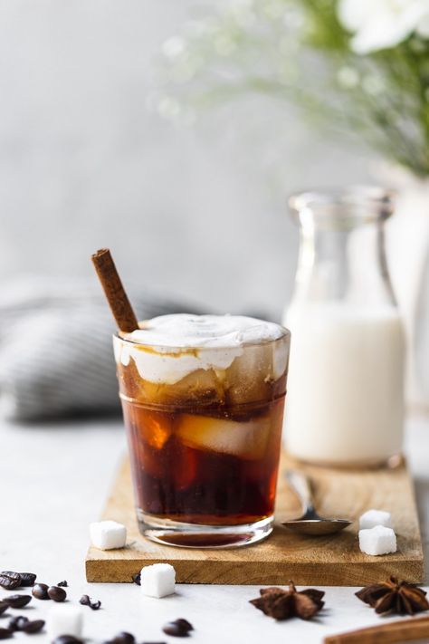 Cinnamon Vanilla Coconut Cream Cold Brew - Danilicious Cold Brew Recipes, Starbucks Sweet Cream, Fun Coffee Drinks, Easy Iced Coffee, Iced Coffee Recipes, Cafe Drinks, Cream Cold Brew, Alternative Sweeteners, Cold Brew Recipe