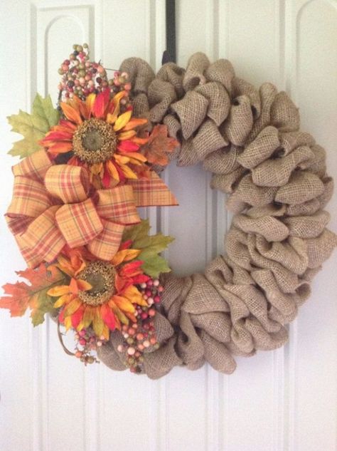 DIY Burlap Wreath ideas for every holiday and season (22) Dekoratívne Vence, Decorative Wreaths, Burlap Wreath Diy, Burlap Projects, Diy Burlap, Diy Thanksgiving, Burlap Crafts, Thanksgiving Wreaths, Autumn Harvest