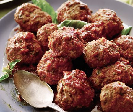 Beef meatballs with cheese and breadcrumbs. Gourmet Meatballs, Fabio Viviani Recipes, Old Dishes, Fabio Viviani, Dishes For Dinner, Italian Meals, Recipe Web, Meatball Ingredients, Beef Meatballs