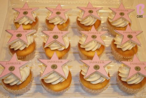 Hollywood Star Cupcakes | Flickr - Photo Sharing! Old Hollywood Glamour Cupcakes, Hollywood Themed Cupcakes, Hollywood Cupcakes Ideas, Hollywood Desserts, Hollywood Party Cake, Hollywood Party Food, Hollywood Cupcakes, Hollywood Sweet 16, Movie Cupcakes