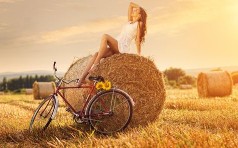 Bale Of Hay, Deep House Music, Straw Bale, Girl Background, Woman Sitting, Bicycle Girl, Photo Beautiful, Old Bikes, Summer Memories