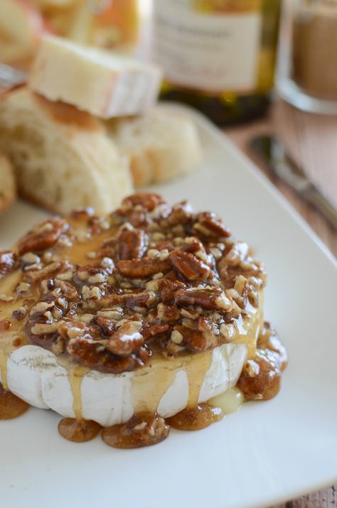 Maple Pecan Baked Brie - an easy and impressive appetizer recipe! Tasted more like a dessert, but very yummy Fancy Holiday Recipes, Maple Baked Brie, Pecan Brie, Friendsgiving Recipes Appetizers, Brie Fondant, Pilsbury Recipes, Pecan Baked Brie, Baked Brie Appetizer, Fake Ginger