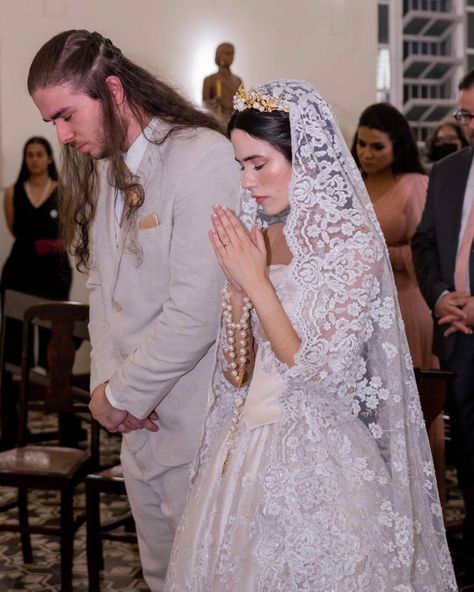 Mantilla Veil Wedding With Crown, Traditional Wedding Dress With Veil, Mantilla Veil With Tiara, Catholic Wedding Dresses Traditional, Wedding Veils Mantilla, Virgin Mary Wedding Dress, Modern Veil Wedding, Wedding Dresses Catholic, Catholic Veil Wedding