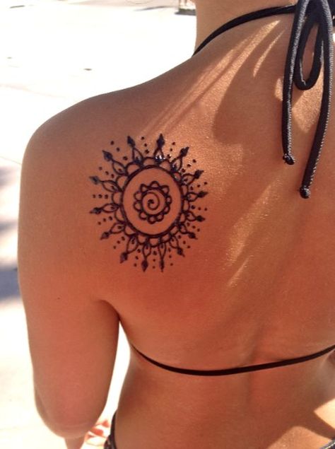 Shoulder Henna, Summer Henna, Cool Henna, 27 Tattoo, Henne Tattoo, Unique Henna, Cute Henna Tattoos, Sun Tattoo Designs, Cute Henna