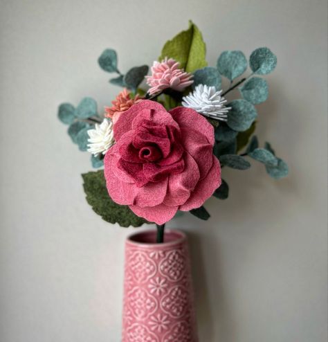 Felt roses and eucaliptus #felt #feltflowers #feltbouquet #feltrose #felteucaliptus eucaliptus #felt #feltflowers #feltbouquet #feltrose #felteucaliptus Felt Bouquet, Flowers In The Attic, Felt Roses, Felt Flowers, Paper Flowers, Roses, Felt, Flowers