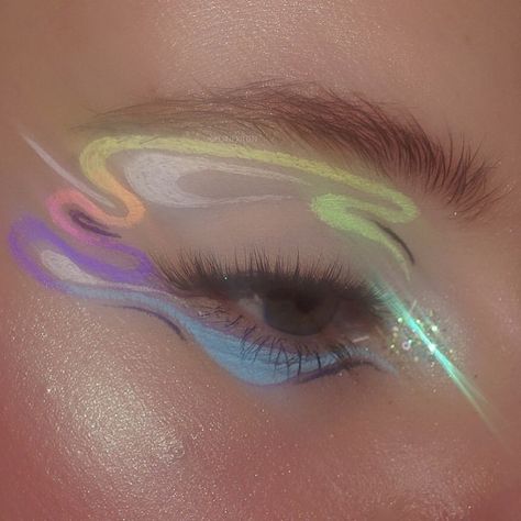 Makeup Sparkle, Pastel Graphic, Glisten Cosmetics, Mekap Mata, Smink Inspiration, Cool Makeup Looks, Graphic Liner, Cool Makeup, Nails Glitter