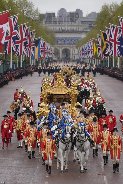 St Edward's Crown, Royal Family Pictures, Royal Uk, Queen Camilla, Royal Family England, Royal King, Elisabeth Ii, British Royal Families, British Monarchy