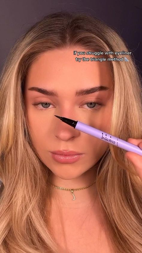 EYELINER THE TRIANGLE HACK WITH @ LENKALUL 🖤🖊 in 2022 | Face makeup tips, Makeup makeover, No eyeliner makeup Triangle Eyeliner, No Make Up Make Up Look, Mekap Mata, Makeup Tutorial Eyeliner, Eye Makeup Pictures, Face Makeup Tips, Face Makeup Tutorial, Eyeliner Makeup, Eye Makeup Designs