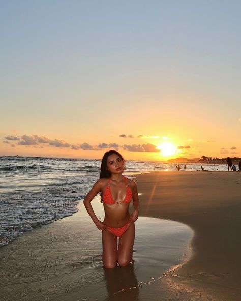 Roaming with the sunset 🌅 #beachlife #beachstyle #beaching #bikinilife #bikinifashion #sunset_pics #sunsetbeach #fashionblogger #sunset_ig #swimwear #bloggerstyle Aesthetic Post Ideas, Body For Drawing, Summer Photo Shoot, Aesthetic Post, Holiday Snaps, Insta Aesthetic, Painting Reference, Summer Photoshoot, Sunset Pics