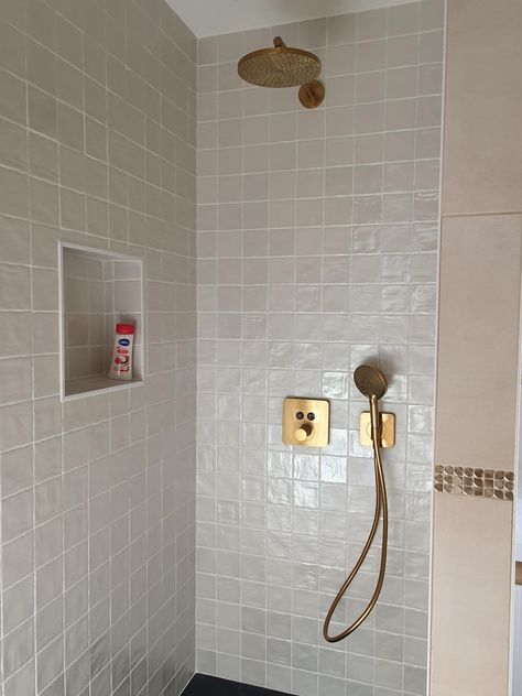 Découvrez cette salle de bain élégante qui dispose d'une douche moderne avec des carreaux beiges en Zelliges Versailles, Paris, Collage, Pins