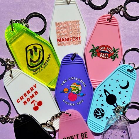 Looking for motel keychains, retro keychains, key tags, hotel keychains, motel key tags, cute accessories, and y2k accessories inspo + retro vibes? We got you! Keychain Y2k, Motel Key, Colorful Keychain, Cool Keychains, Aesthetic Accessories, Y2k Design, Accessories Photography, Y2k Accessories, Retro Accessories