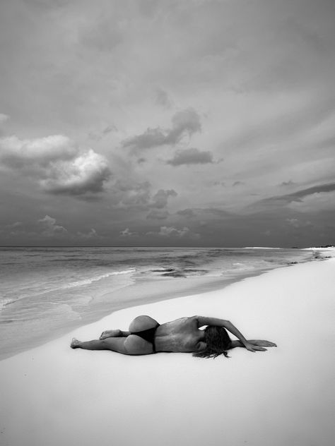 Wet Look Beach Photoshoot, Beach Photoshoot Black And White, Beach Shoot Aesthetic, Beach Model Poses, Outdoor Boudiour Ideas Beach, Beach Photo Shoot Ideas For Women, Black Sand Beach Photoshoot, Beach Model Photoshoot Poses, Dark Beach Photoshoot