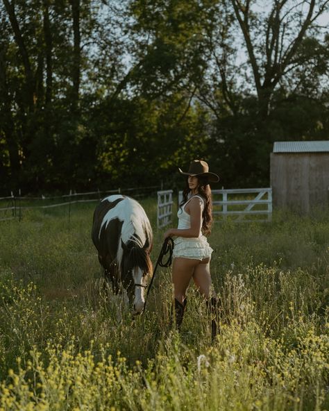 keep up with a cowgirl Mexican Cowgirl Aesthetic, Farm Outfit Aesthetic, Working Cowgirl, Cowgirl Photoshoot Ideas, Cowgirl Shoot, Country Photoshoot, Cowgirl Era, Cowgirl Photoshoot, Bareback Riding