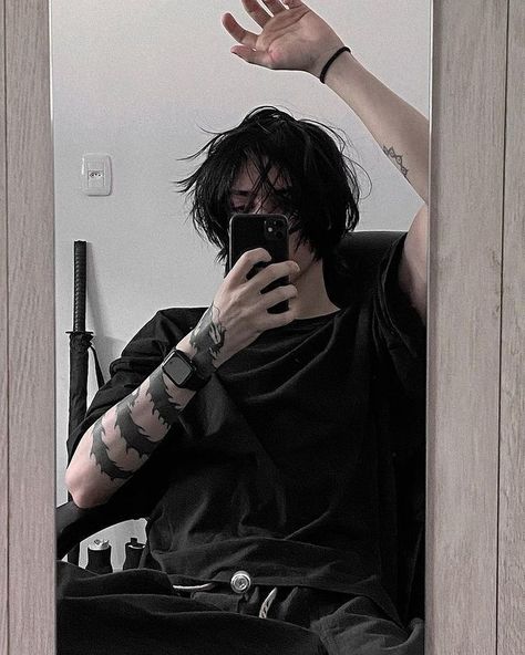 Book Boys Aesthetic, Emo Men Aesthetic, Art Guys Aesthetic, Make Poses Reference, Tattooed Guys Aesthetic, Different Male Aesthetics, Tattoo Guys Aesthetic, Dark Boys Aesthetic, Hot Grunge Guy