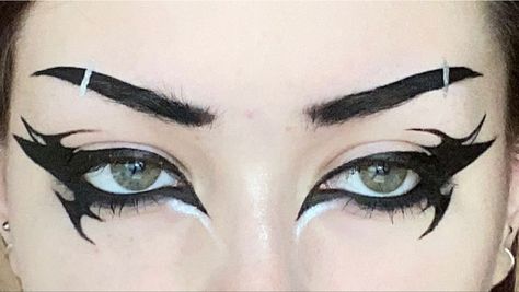 Graphic Liner Deep Set Eyes, Alt Star Makeup, White Black Eyeliner, Alternative Eyeliner Looks, Gothic Graphic Eyeliner, Asymmetrical Eyeliner, Heart Graphic Liner, Cybersigilism Makeup, Graphic Liner Makeup Black