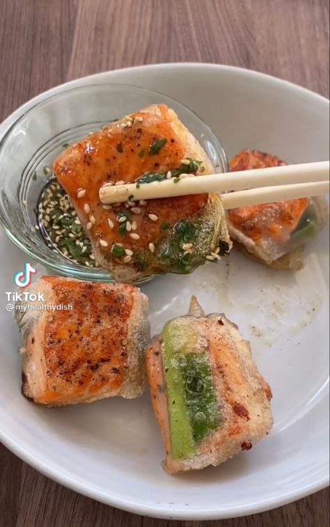 Salmon Recipes Appetizer, Salmon In Rice Paper, Salmon Rice Paper Bites, Rice Paper Salmon Bites, Fry Rice Paper, Fire Cracker Salmon, Asian Seafood Recipes, Salmon Snack, Firecracker Salmon