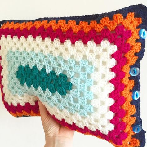 Crochet Cushion Covers, Crochet Rectangle, Crochet Pillow Patterns Free, Crochet Cushion Pattern, Crochet Hedgehog, Crochet Placemat Patterns, Crochet Squares Afghan, Cushion Cover Pattern, Rectangle Cushion